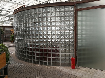 晶华玻璃砖圆弧形幕墙设计 塑胶零配件的创新应用与关键作用